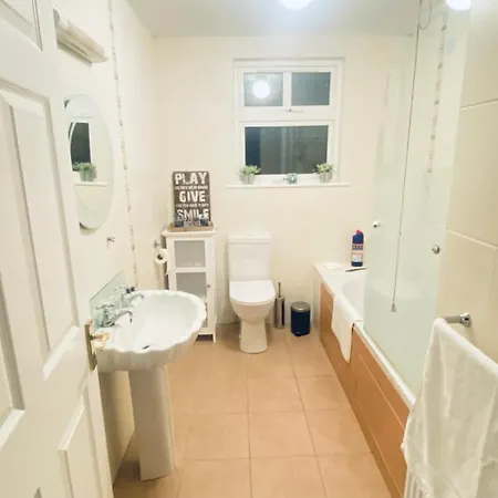 לינה וארוחת בוקר Sonas House 3*